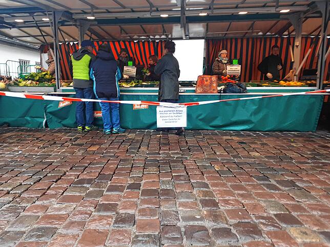 Am Obststand hier ist alles klar geregelt. Abstand nach allen Seiten.