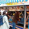 Einkaufssituation auf dem Wochenmarkt am vergangenen Freitag. Die Einkäufer halten Abstand, die Maskenpflicht gilt erst wieder ab dieser ...