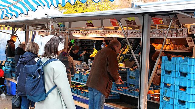 Einkaufssituation auf dem Wochenmarkt am vergangenen Freitag. Die Einkäufer halten Abstand, die Maskenpflicht gilt erst wieder ab dieser ...