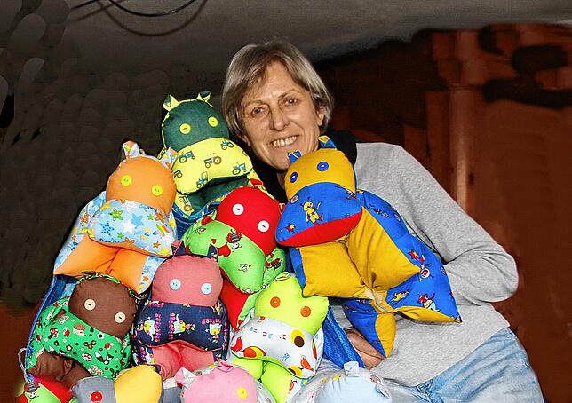 Knuffige Stofftiere verschenkt Christel Rossner.