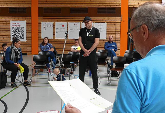 Karl-Otto Dreher aus Frohnstetten sind Umwelt und Nachhaltigkeit wichtig, Moderator Uwe Sachse hört zu. Rechts hinten Bürgermeister Maik ...