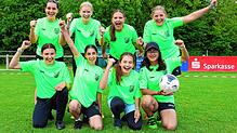 Ähnlich wie die deutsche Frauen-Nationalmannschaft jubeln auch die U17-Mädchen des BSV Nordstern Radolfzell. Hinten v.l.: Georgea ...