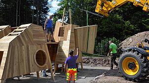 Viel Muskelkraft war nötig, um die schweren Einzelteile des Holzhirsches an seinem Standort in Häuern zusammenzubauen. Bild: Christiane ...