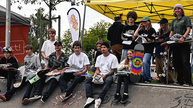 Die Sieger und Siegerinnen des Skatecontests in Radolfzell: (von links nach rechts) Levi, Leo, Johannes und Elias bei der unter ...