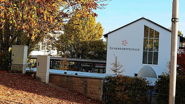 Vor der Eichendorffschule in Donaueschingen sollen zwei Männer Kinder ansprechen. Aber ist an der Sache auch wirklich etwas dran?