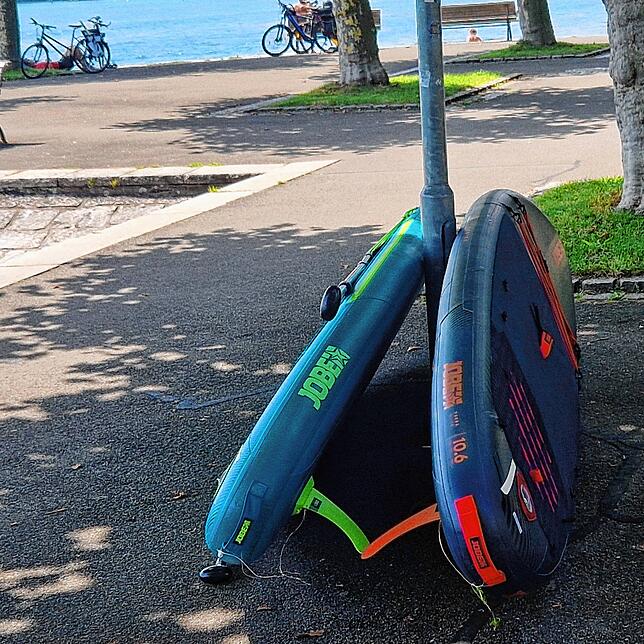 Auch Stand-Up-Paddling-Boards (SUP) liegen mitunter an der Seestraße. In diesem Fall blockieren sie nicht den Weg.
