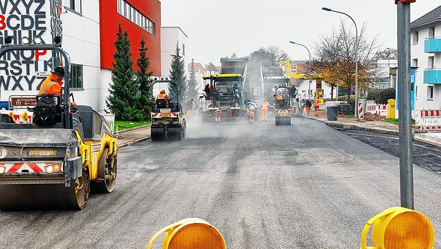 Der Straßenbautrupp arbeitet sich am Freitag, 1. November, zügig von der Abzweigung nach Allmendshofen in Richtung Biedermann-Kreisel vor.