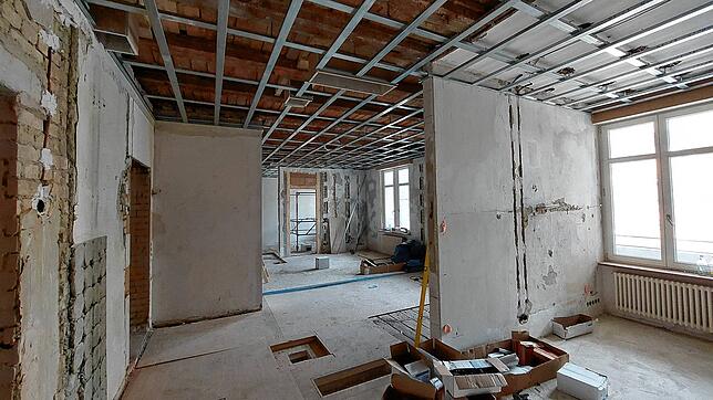 Aus ehemaligen Pflegezimmern werden Wohnungen. Für vieles sind individuelle Lösungen nötig, um in dem historischen Haus modernes Wohnen ...