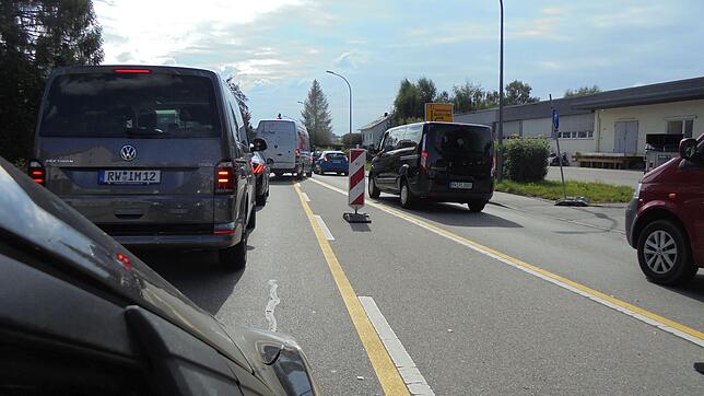 Gefährlich: Spurwechsel in der Heiligenbronner Straße bei der Zufahrt von der Aichhalder Straße her.