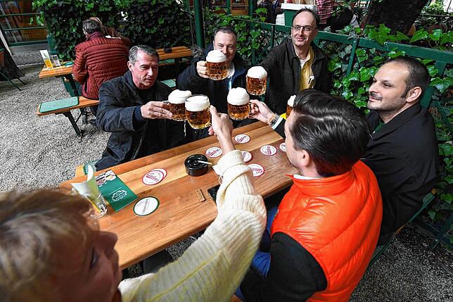 In den österreichischen Biergärten darf wieder angestoßen werden.