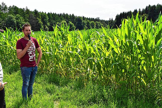Matthias Stengelin erläutert seine Erfahrung mit dem Anbau von zwei Feldfrüchten.