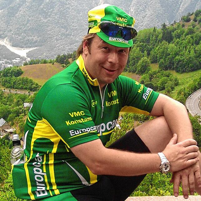 Thomas Keck, der selbst in der höchsten Amateurklasse fuhr, posiert auf diesem Bild aus den frühen 2000er-Jahren auf einer Mauer während ...