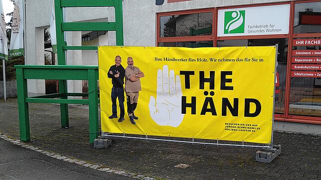 Handwerker mit Humor: Mit &bdquo;The Händ&ldquo; nehmen Zimmermeister Uwe Lauffer (links) und Schreinermeister Gerhard Jordan die ...