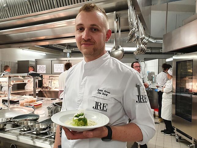 Aus dem Landkreis am Start: Aasens Burg-Koch Jason Grom. Maultäschle vom Zander hat er kreiert, unter anderem mit jungem Spinat, Spargel ...