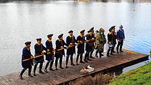 Der Fisch ist raus und die fünfte Jahreszeit beginnt. Vorsitzenden Tobias Waibel stimmt mit dem Narrenrat den Narrenmarsch ein.