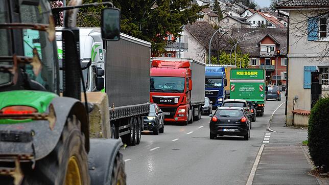 Blechschlangen und kein Platz für Radfahrer und Fußgänger: Die B-33-Ortsdurchfahrt heute. Nach dem Bau der Südumfahrung könnte sie ...