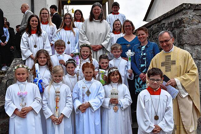 Am Samstag feierten Kinder aus Birkendorf und Ühlingen in der Kirche St. Margareta in Birkendorf Erstkommunion. Pfr. Christoph Eichkorn ...