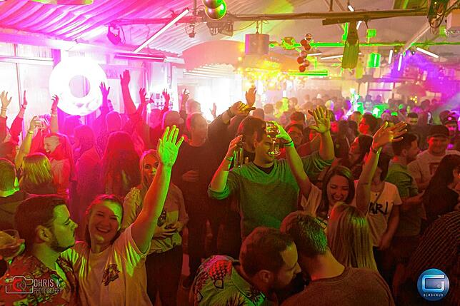 Party pur. So kennt man das Glashaus.
