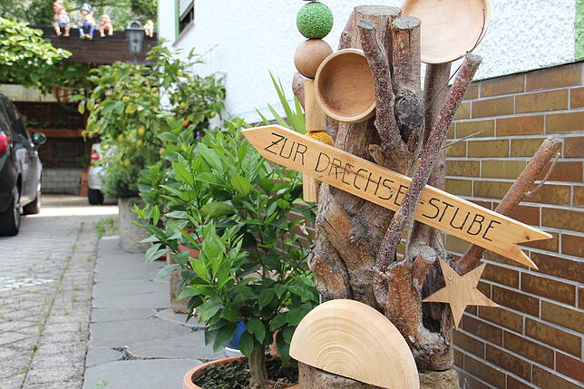 Ein Schild am Haus der Schlenkers weist potenziellen Kunden den Weg.