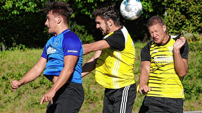 Kopfballstark: Dennis Baumgartner und Jens Hoffmann (rechts) haben beim 5:2 des SV Eichsel im Rheinfelder Derby im Europastadion die ...