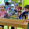 Aktuell werden in der Kita St. Josef neun Kinder betreut. Diese vier haben am Montag eine Dino-Landschaft gebaut.