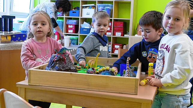Aktuell werden in der Kita St. Josef neun Kinder betreut. Diese vier haben am Montag eine Dino-Landschaft gebaut.