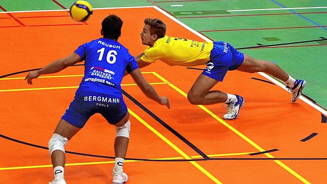Keinen Zugriff erhielt der TSV Mimmenhausen (Libero Johannes Reusch, links, und Außenangreifer Jonas Hoffmann) auf Kriftel. Die Gäste ...