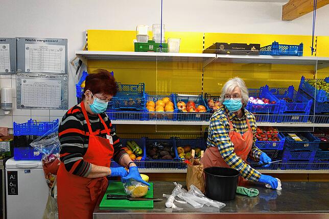 Ursel Fritz und Margrit Häger kümmern sich als ehrenamtliche Helfer um die Obst- und Gemüsetheke. In ihrem Bereich haben die Spenden ...