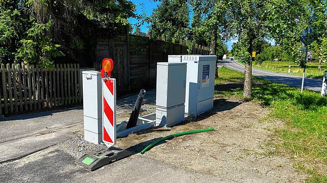 Der neue Hauptverteilerpunkt für das Breitband &bdquo;Am Josenberg&ldquo; im Hohenfelser Ortsteil Kalkofen. Gas und Glasfaser werden ...