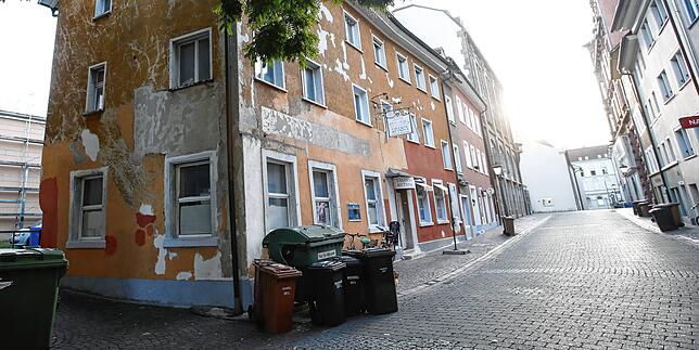 Neugasse 10 im September. Alles neu in der Neugasse? Nein! An einem Haus blättert der Putz.