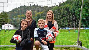 Lena (von links oben), Jule, Domenico und Niclas haben eines gemeinsam: Sie verbringen ihre Zeit gerne auf dem Sportplatz im Osterholz.