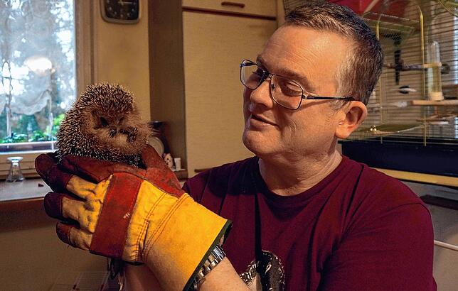 Eine besondere Verbindung: Thomas Binkert mit einem Igel, den er im November 2022 gepflegt hat. (Archivbild)