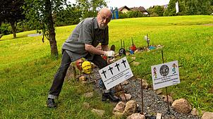 Salvatore Mainardi stellt an seiner Installation im Skulpturenpark Grafenhausen Schilder auf. Foto: Wilfried Dieckmann
