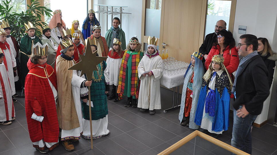 Die Wittenhofener Sternsinger Sandro, Tobias und Tom (von links) nutzen die Gelegenheit und beginnen ihre Sammeltour gleich beim ...