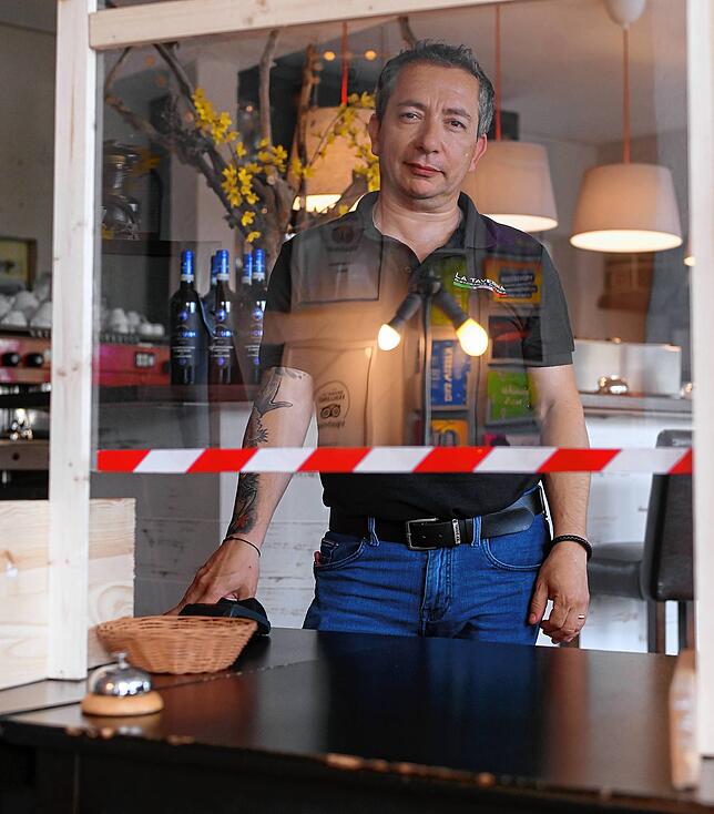 Enzo Sticca, Restaurant „La Taverna“, an der Ausgabestelle für Speisen, die abgeholt werden.
