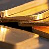100-Gramm-Goldbarren liegen auf einem Tisch.