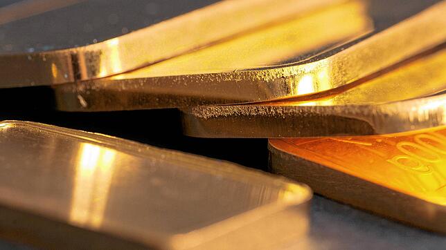 100-Gramm-Goldbarren liegen auf einem Tisch.