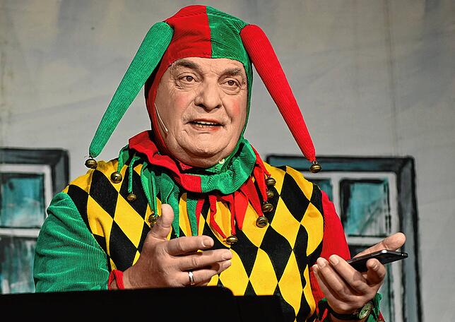 Kappedeschle Lothar Rapp wird die Narrenschelte verlesen.