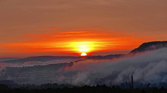 Sonnenaufgang über dem Rheintal im Nebel, aufgenommen in Albert.