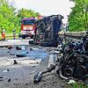 Unfall auf der B27 auf Höhe des Schwenninger Moos: Der Motorblock des dahinter liegenden Autos ist herausgerissen, Trümmerteile liegen ...