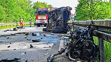 Unfall auf der B27 auf Höhe des Schwenninger Moos: Der Motorblock des dahinter liegenden Autos ist herausgerissen, Trümmerteile liegen ...