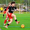 Yannick Kurz (SC Gottmadingen-Bietingen) wird von zwei Akteuren des FC Pfaffenweiler bedrängt.