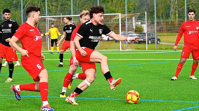Yannick Kurz (SC Gottmadingen-Bietingen) wird von zwei Akteuren des FC Pfaffenweiler bedrängt.