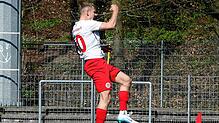 Freudensprung zum erneuten Dreier für den SC Pfullendorf. Heiko Behr steuerte zwei Tore zum 3:1-Erfolg über Waldkirch bei.