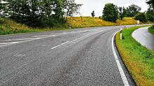 In dieser Kurve an der Schwenninger Steige kracht es immer wieder, weil Autos mit überhöhter Geschwindigkeit auf die Gegenspur geraten. ...