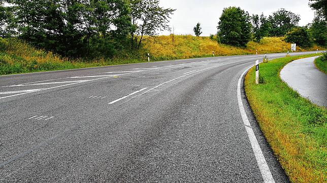 In dieser Kurve an der Schwenninger Steige kracht es immer wieder, weil Autos mit überhöhter Geschwindigkeit auf die Gegenspur geraten. ...