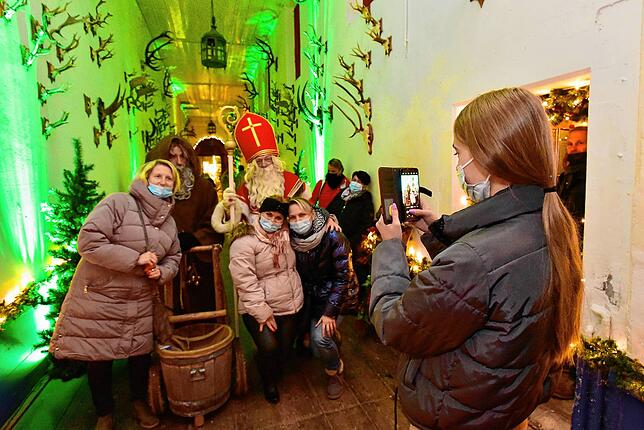 Stimmungsvolles Erinnerungsfoto mit dem Nikolaus im toll beleuchteten Geweihgang &ndash; das ist nur bei der Fürstenberg-Weihnachtswelt ...