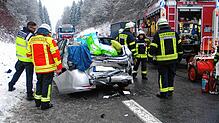 Bei einem Unfall zwischen Krauchenwies und Sigmaringen wurde ein 52-jähriger Mann leicht verletzt. Das Dach des Toyotas musste zur ...