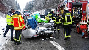 Bei einem Unfall zwischen Krauchenwies und Sigmaringen wurde ein 52-jähriger Mann leicht verletzt. Das Dach des Toyotas musste zur ...