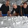 An der Schänzlebrücke geht es bald los: Architekt Martin Cleffmann aus dem Konstanzer Büro Schaudt, Baubürgermeister Karl ...